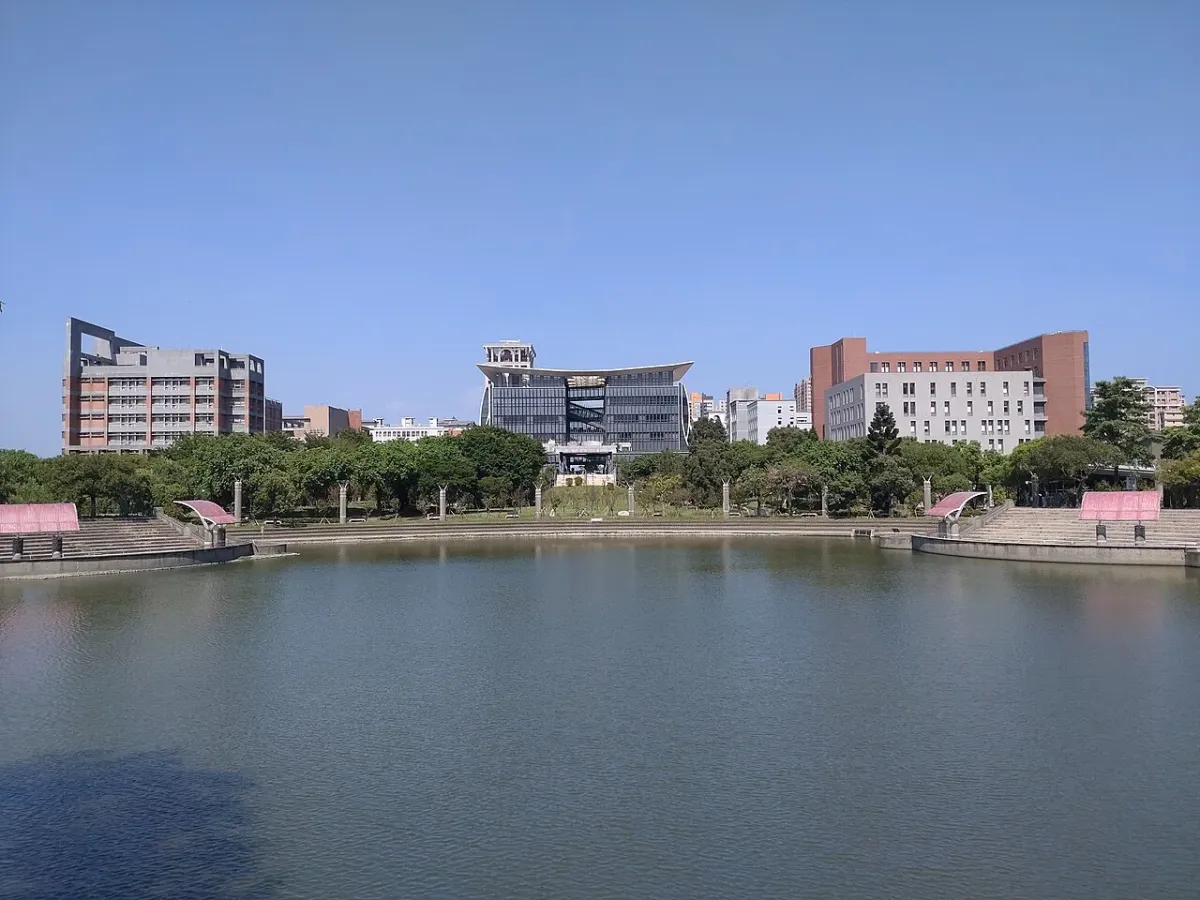 國立臺北大學三峽校區的心湖與環湖草坪